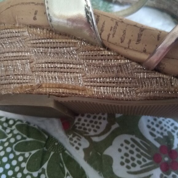 Kenneth Cole Reaction 'Swirl Up' Metallic girls sandals, size 3 - Picture 10 of 11